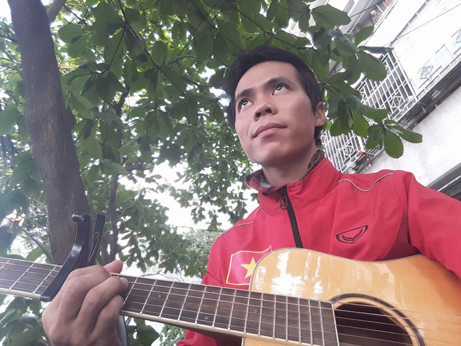 Chàng trai Phú Yên đi bộ xuyên Việt trong 113 ngày đêm chỉ với 100k và 1 cây đàn guitar Chàng trai Phú Yên đi bộ xuyên Việt trong 113 ngày đêm chỉ với 100k và 1 cây đàn guitar